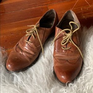 Leather brown OTBT oxfords lace up saddle shoes